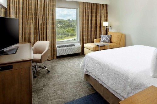 Hampton Inn & Suites Pittsburgh Airport South/Settlers Ridge - image 25