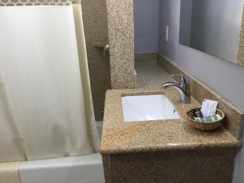 Budget Inn Plainview - image 40