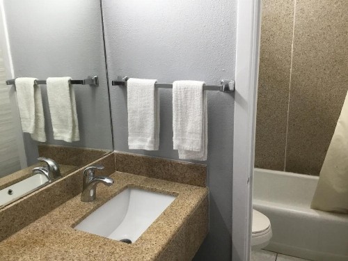 Budget Inn Plainview - image 43