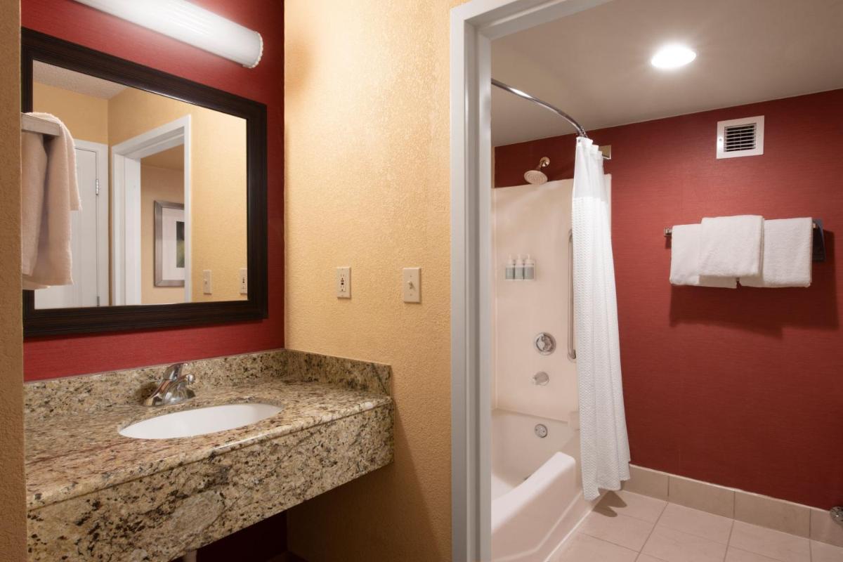 Courtyard by Marriott Dallas Plano in Legacy Park - image 3