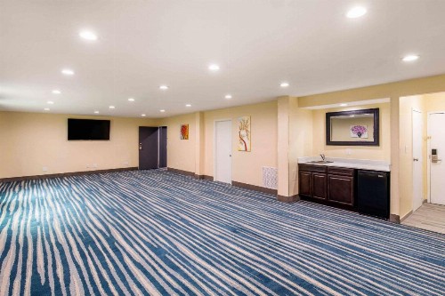 Quality Inn & Suites Plano - image 43
