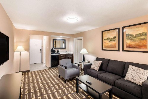 Quality Inn & Suites Plano - image 48