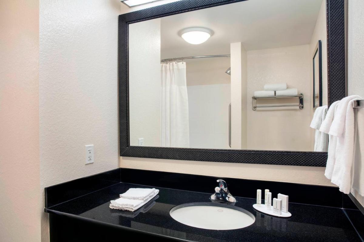 Fairfield Inn and Suites by Marriott Lakeland Plant City - image 2