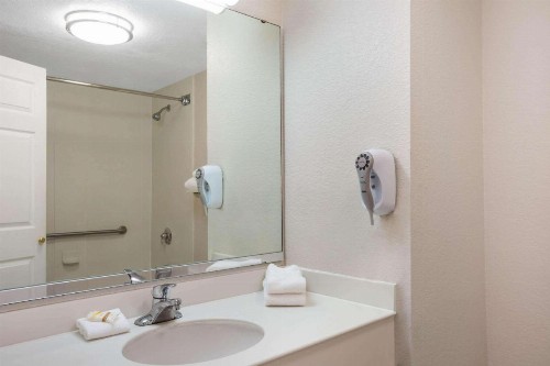 La Quinta by Wyndham Ft. Lauderdale Plantation - image 15