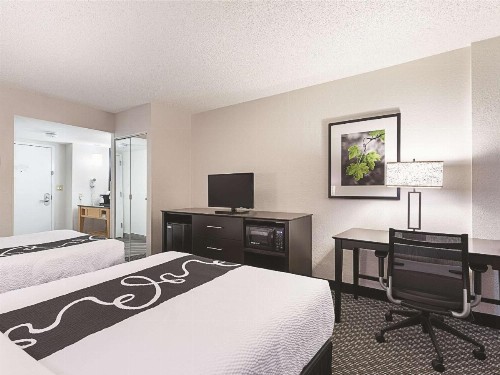 La Quinta by Wyndham Plantation at SW 6th St - image 2