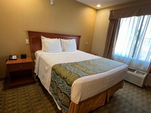 Pleasant Hill Inn - image 10