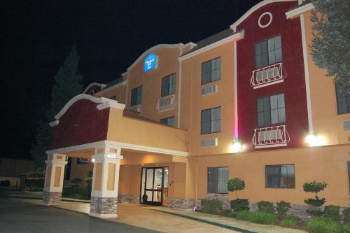 Pleasant Hill Inn - image 16