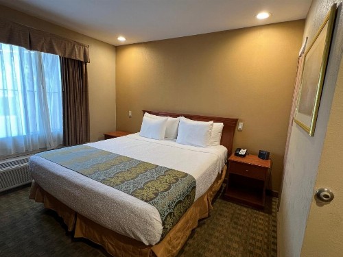 Pleasant Hill Inn - image 8