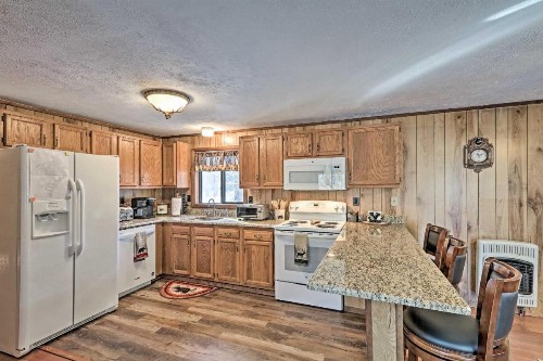 Bear Den Rustic Mountain Getaway with Game Room! - image 4