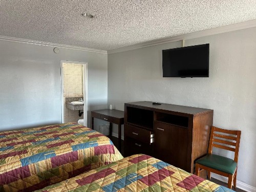 Pomona Lodge Motel - image 11