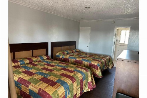 Pomona Lodge Motel - image 14