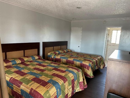 Pomona Lodge Motel - image 15