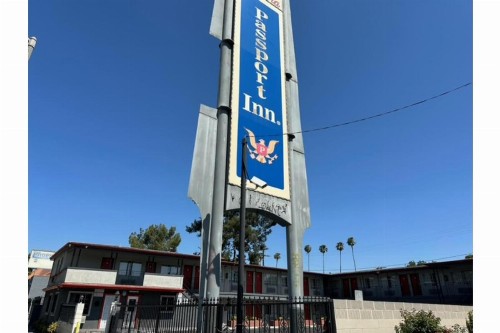 Pomona Lodge Motel - image 18
