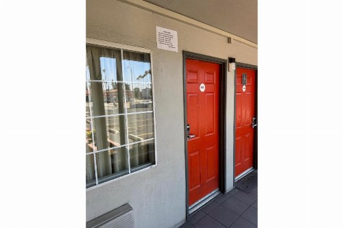 Pomona Lodge Motel - image 23