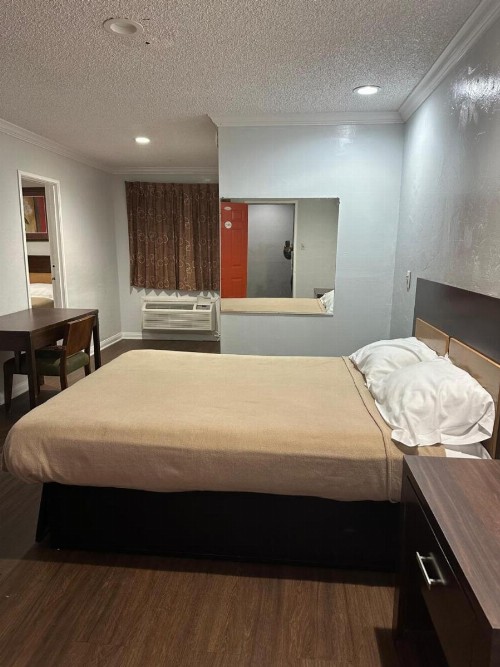 Pomona Lodge Motel - image 3
