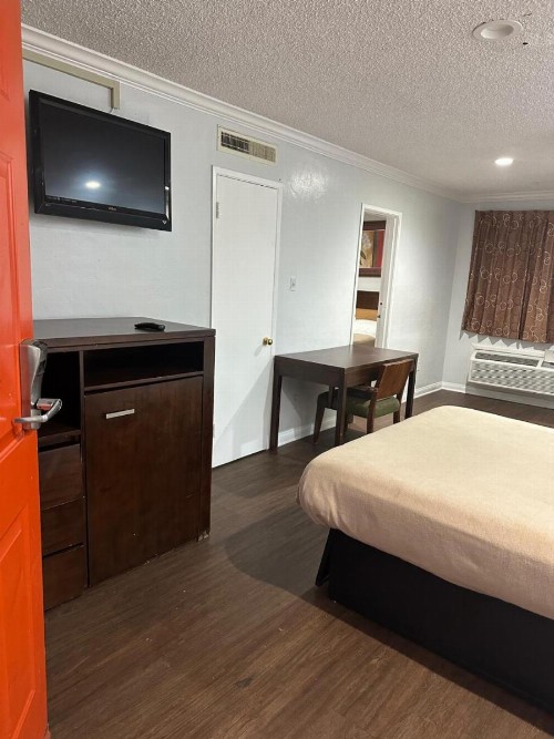 Pomona Lodge Motel - image 4