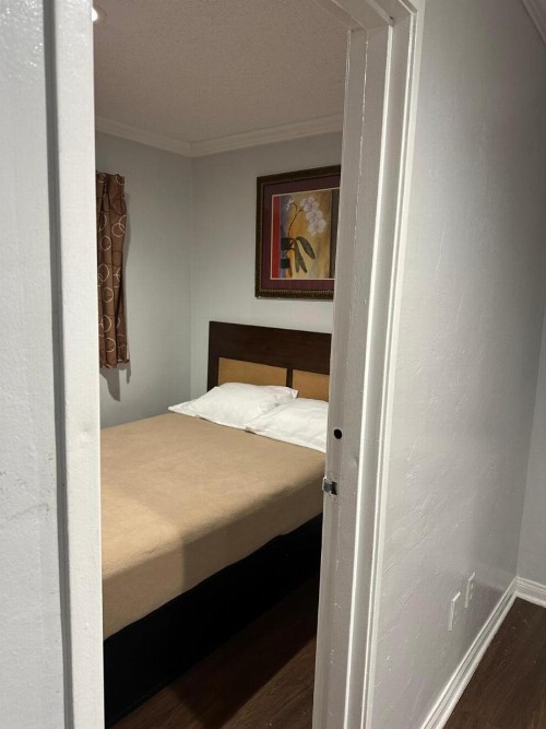 Pomona Lodge Motel - image 5