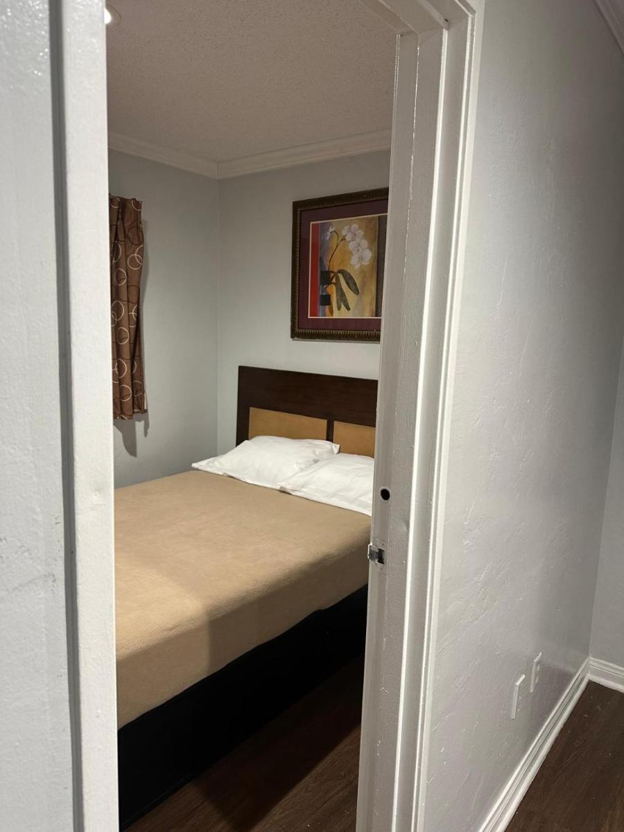 Pomona Lodge Motel - image 5