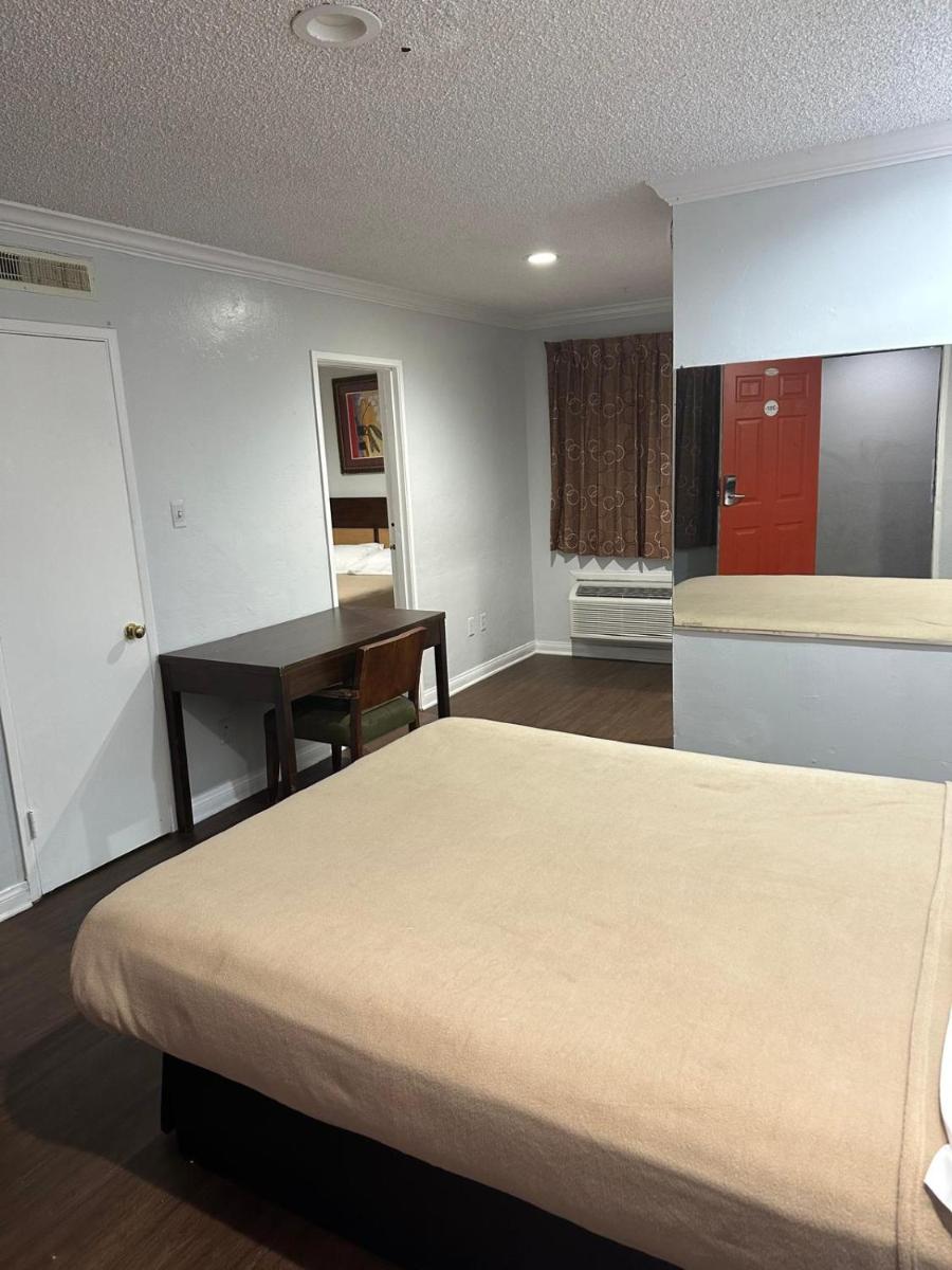 Pomona Lodge Motel - image 6