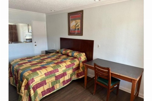 Pomona Lodge Motel - image 8