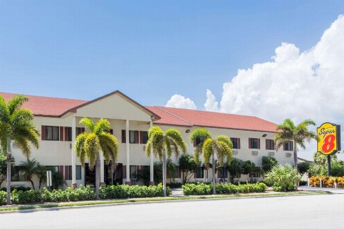 Super 8 by Wyndham Pompano Beach - image 1