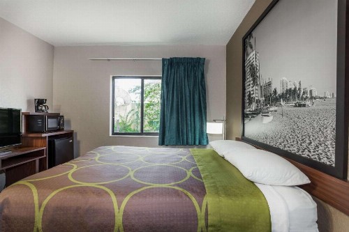 Super 8 by Wyndham Pompano Beach - image 10