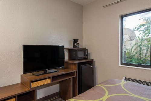 Super 8 by Wyndham Pompano Beach - image 11