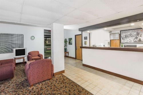 Super 8 by Wyndham Pompano Beach - image 2