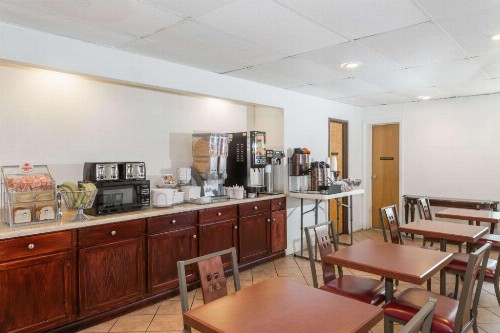 Super 8 by Wyndham Pompano Beach - image 3