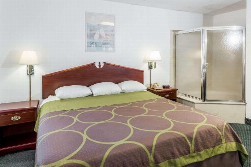 Super 8 by Wyndham Pompano Beach - image 7