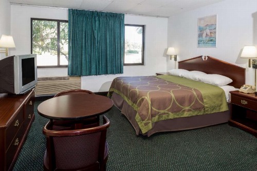 Super 8 by Wyndham Pompano Beach - image 8