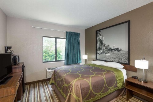 Super 8 by Wyndham Pompano Beach - image 9