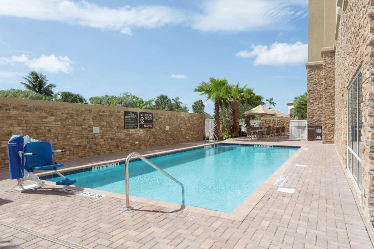 Hampton Inn Fort Lauderdale Pompano Beach - image 2