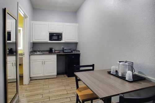 Plantation Suites and Conference Center - image 14
