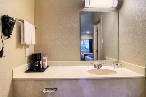 Alister Square Inn - image 34