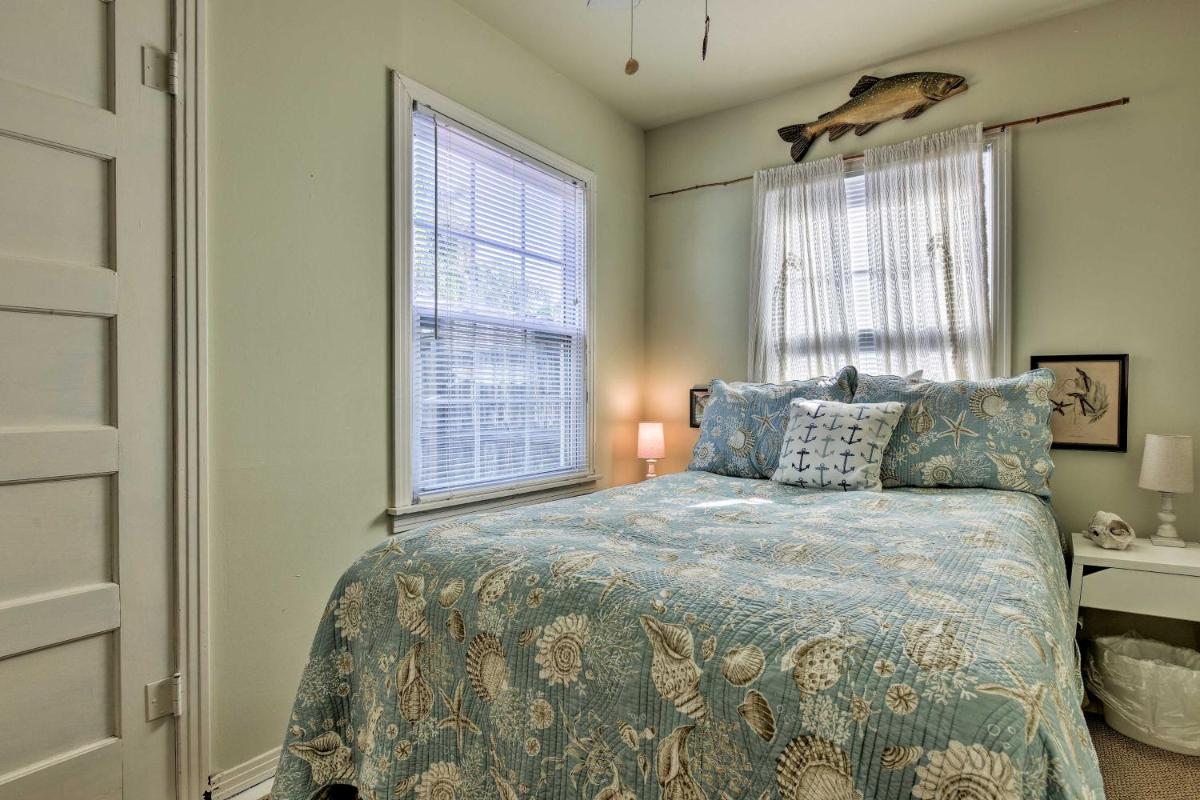 Port Aransas House - Walk to Coast and Fishing! - image 5