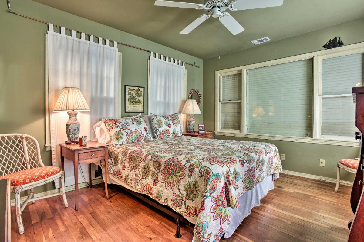 Port Aransas House - Walk to Coast and Fishing! - image 6
