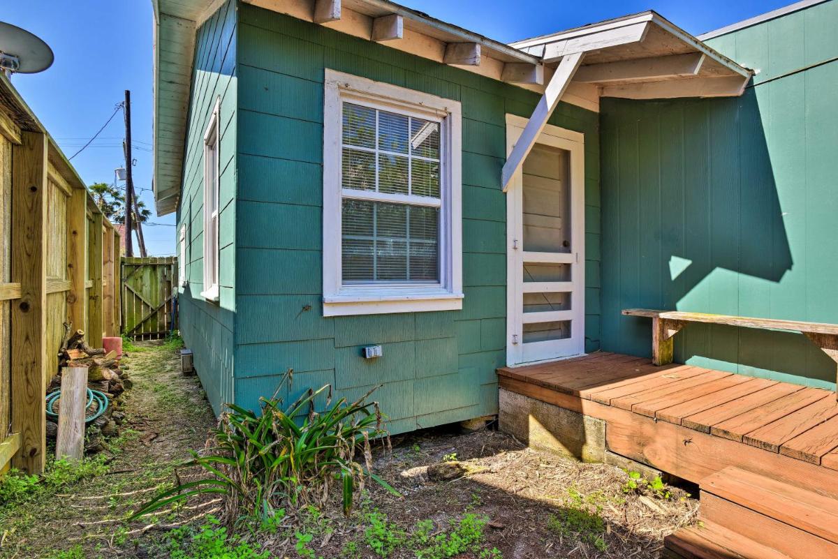 Port Aransas House - Walk to Coast and Fishing! - image 7
