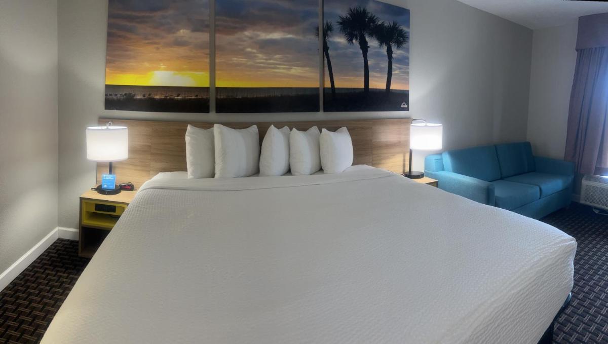 Days Inn by Wyndham Port Charlotte Town Center - image 2