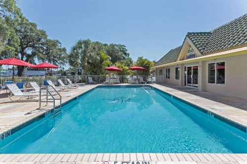 Days Inn by Wyndham Port Charlotte Town Center - image 9