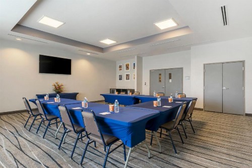 Comfort Inn & Suites - image 12