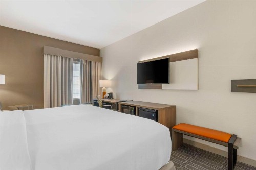 Comfort Inn & Suites - image 13