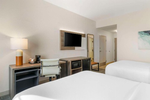 Comfort Inn & Suites - image 16