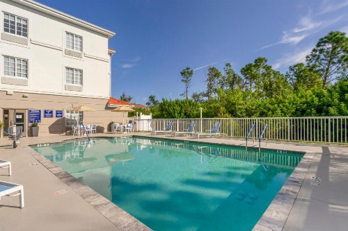 Comfort Inn & Suites - image 2