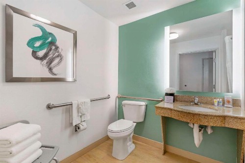 Comfort Inn & Suites - image 22