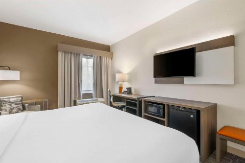 Comfort Inn & Suites - image 23
