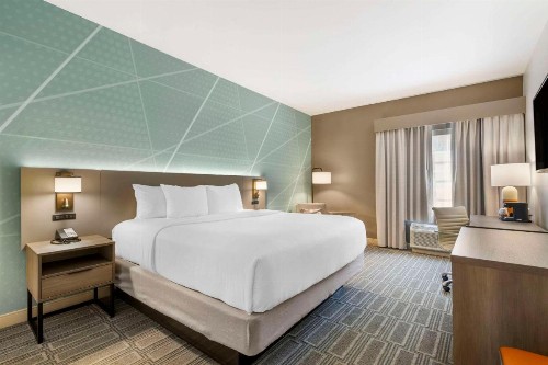 Comfort Inn & Suites - image 30