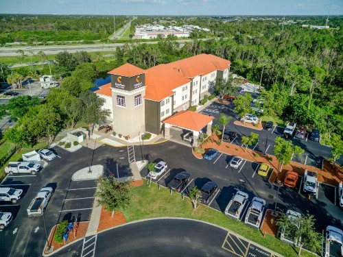 Comfort Inn & Suites - image 32
