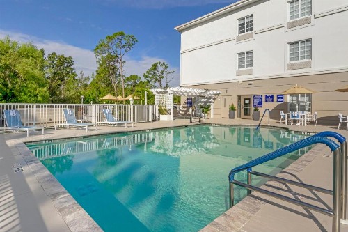 Comfort Inn & Suites - image 36