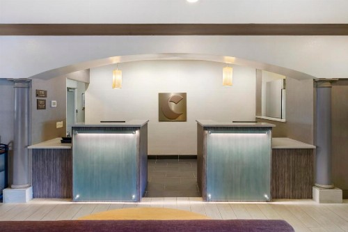 Comfort Inn & Suites - image 4
